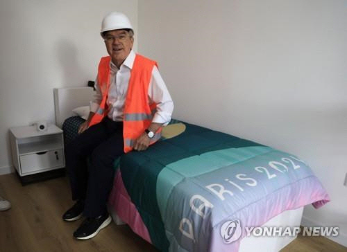 지난해 7월 파리 올림픽 선수촌을 방문해 골판지 침대에 앉은 바흐 IOC 위원장. [AP=연합뉴스]